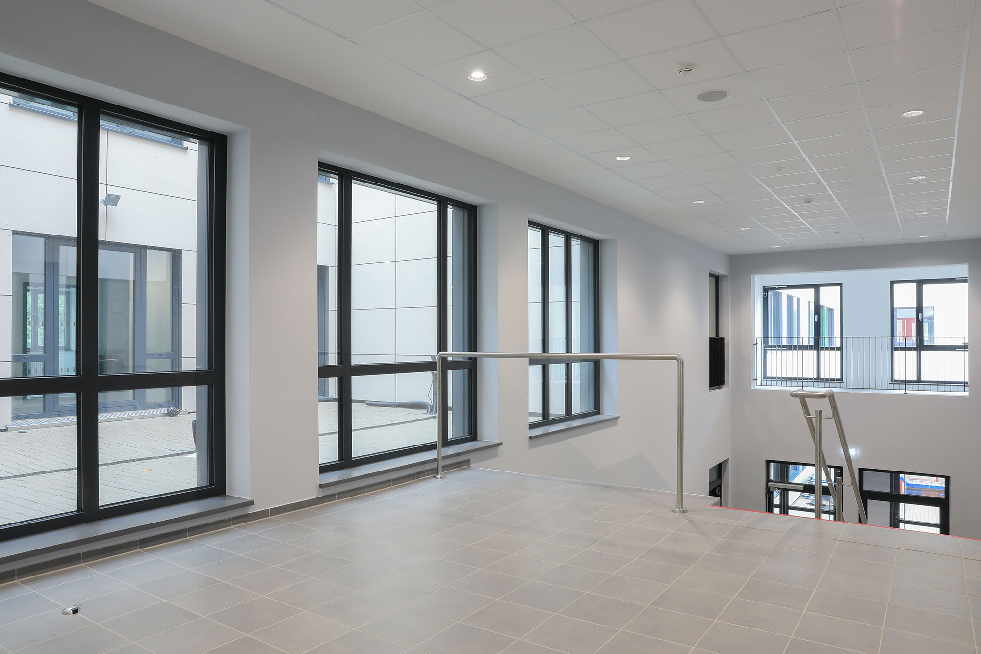 Architekturfotografie Schule, Perspektiven Flur Eingang Fenster Türen Treppen, Architekturfotograf Hamm, Sarah Jabs
