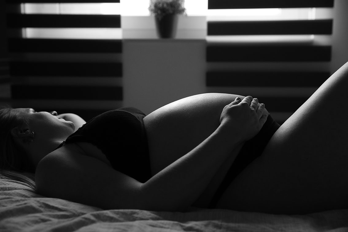 Outfit Tipp Unterwäsche bei Babybauch Shooting, schwarz weiß, Fotograf Sarah Jabs