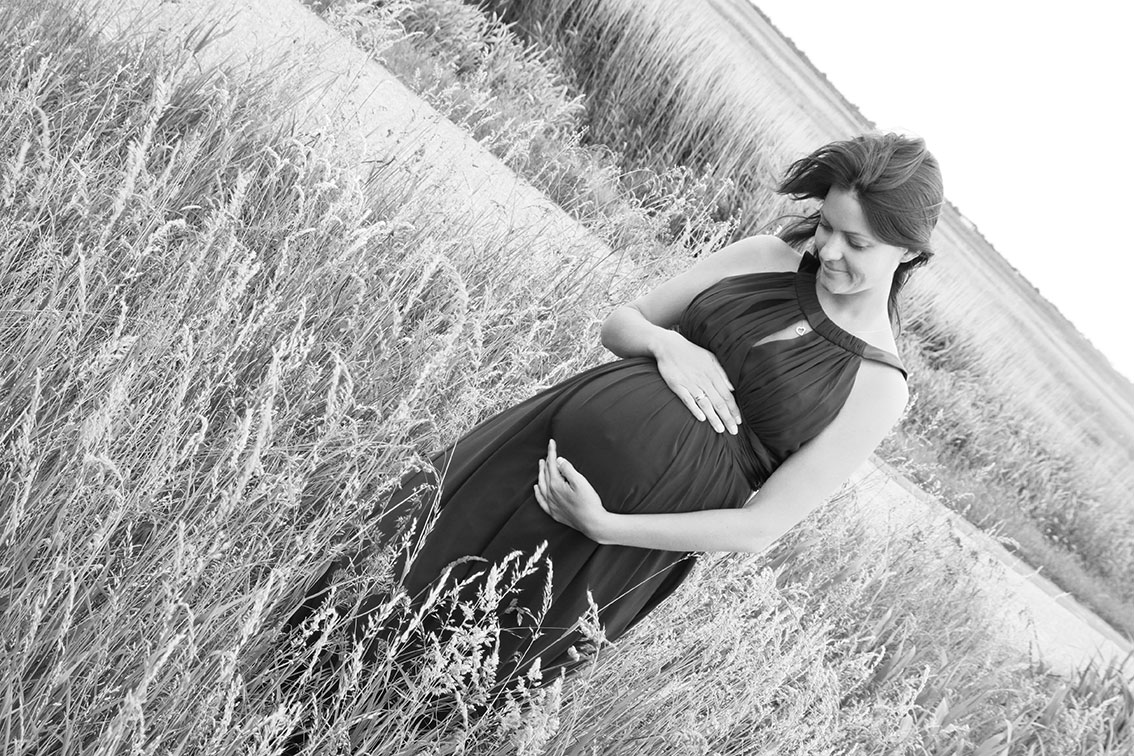 Tipp: schwarz weiß Schlangerschaftsfotos, Fotograf Sarah Jabs