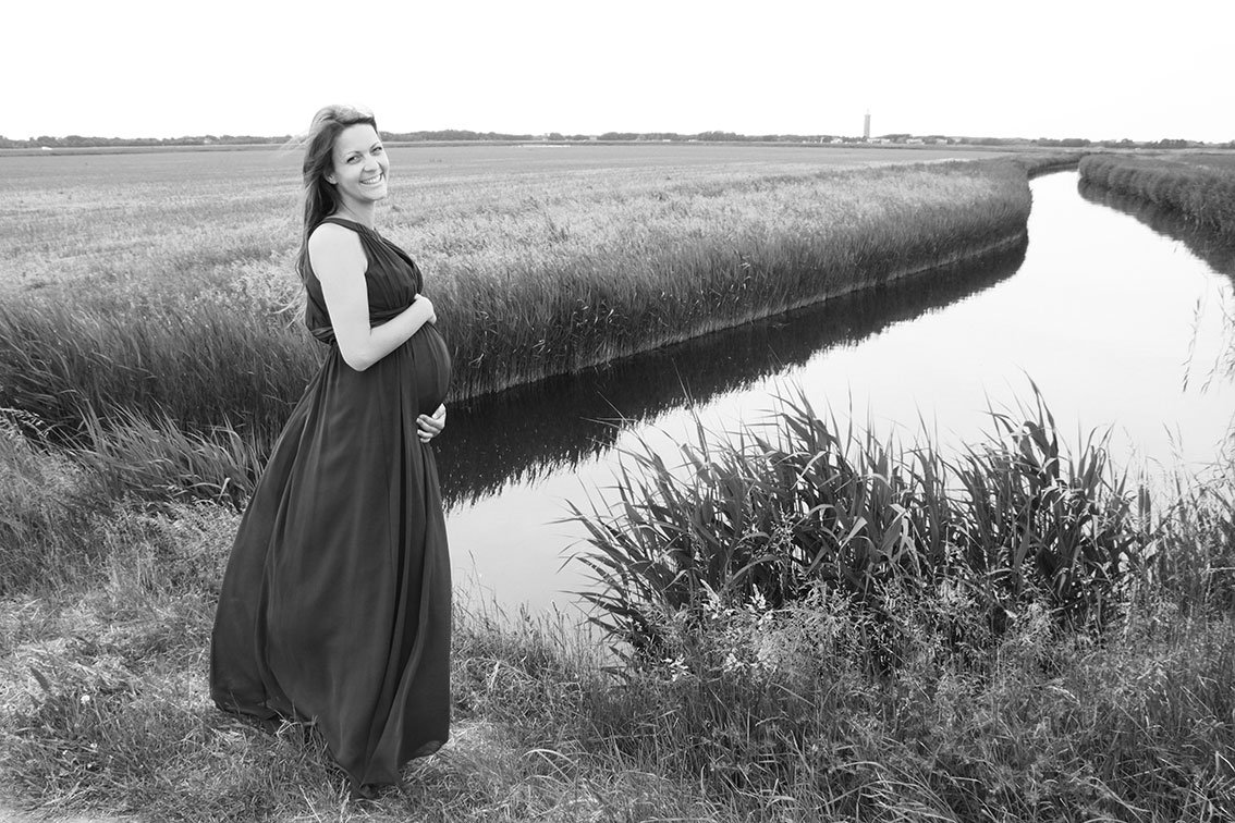 Tipps: Babybauch Shooting schwarz weiß, Fotograf Sarah Jabs