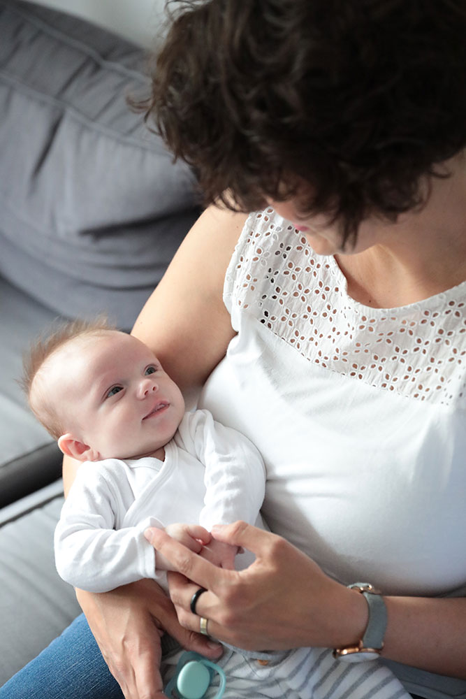 Babyfotografie, Baby Mama Arm Zuhause Homestory Liebe, Fotograf Hagen, Sarah Jabs Babyfotografie, Baby Mama Arm Zuhause Homestory Liebe, Fotograf Hagen, Sarah Jabs