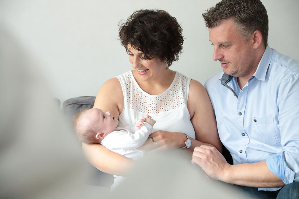 Babyshooting Homestory, Familie Baby Mutter Vater Couch zuhause, Fotograf Wuppertal, Sarah Jabs Babyshooting Homestory, Familie Baby Mutter Vater Couch zuhause, Fotograf Wuppertal, Sarah Jabs