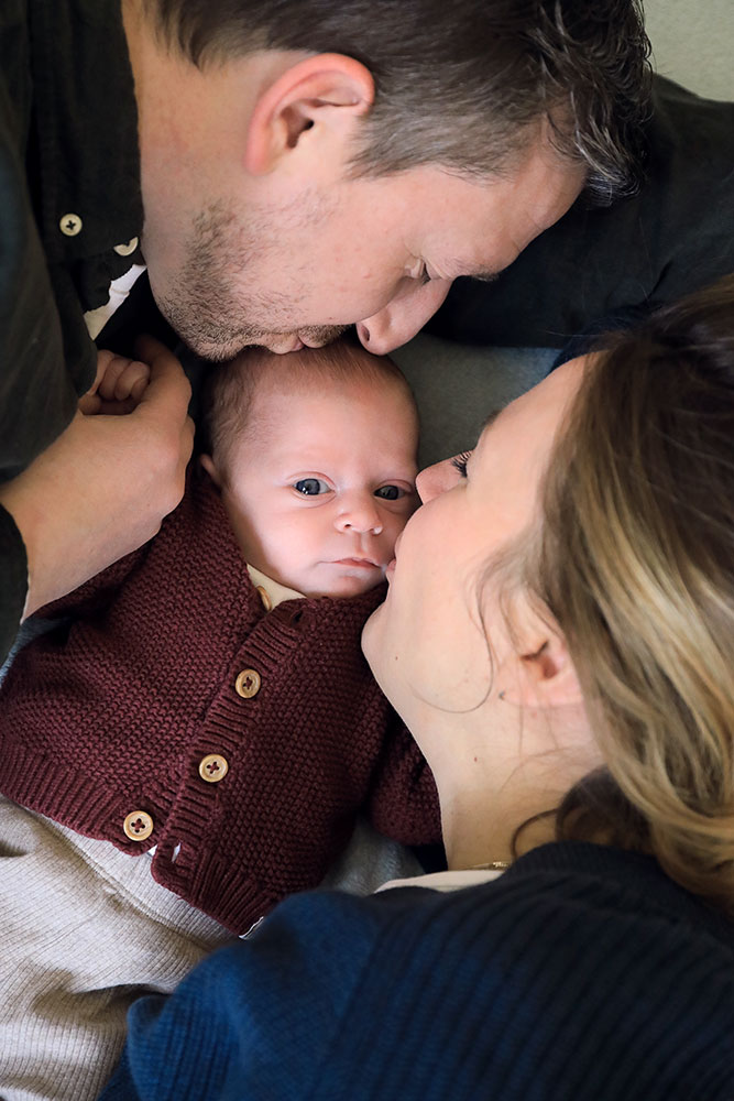 Babyshooting, Nachwuchs Baby Eltern intim Kuss Kuscheln, Babyfotograf Iserlohn, Sarah Jabs Babyshooting, Nachwuchs Baby Eltern intim Kuss Kuscheln, Babyfotograf Iserlohn, Sarah Jabs