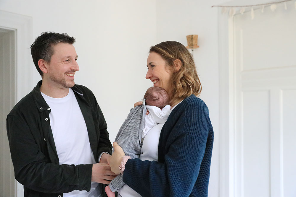 Babyshooting, Neugeborenenfotos mit Mama Papa Arm, Baby Fotograf Bochum, Sarah Jabs Babyshooting, Neugeborenenfotos mit Mama Papa Arm, Baby Fotograf Bochum, Sarah Jabs
