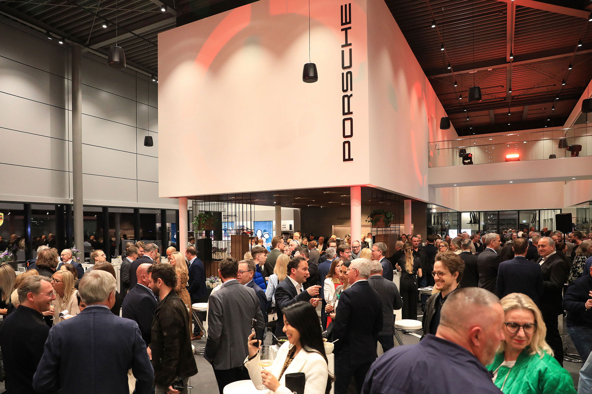 Tag der offenen Tür, Abendveranstaltung VIP Einblicke Menschen, Porsche Zentrum, Fotograf Sarah Jabs Tag der offenen Tür, Abendveranstaltung VIP Einblicke Menschen, Porsche Zentrum, Fotograf Sarah Jabs