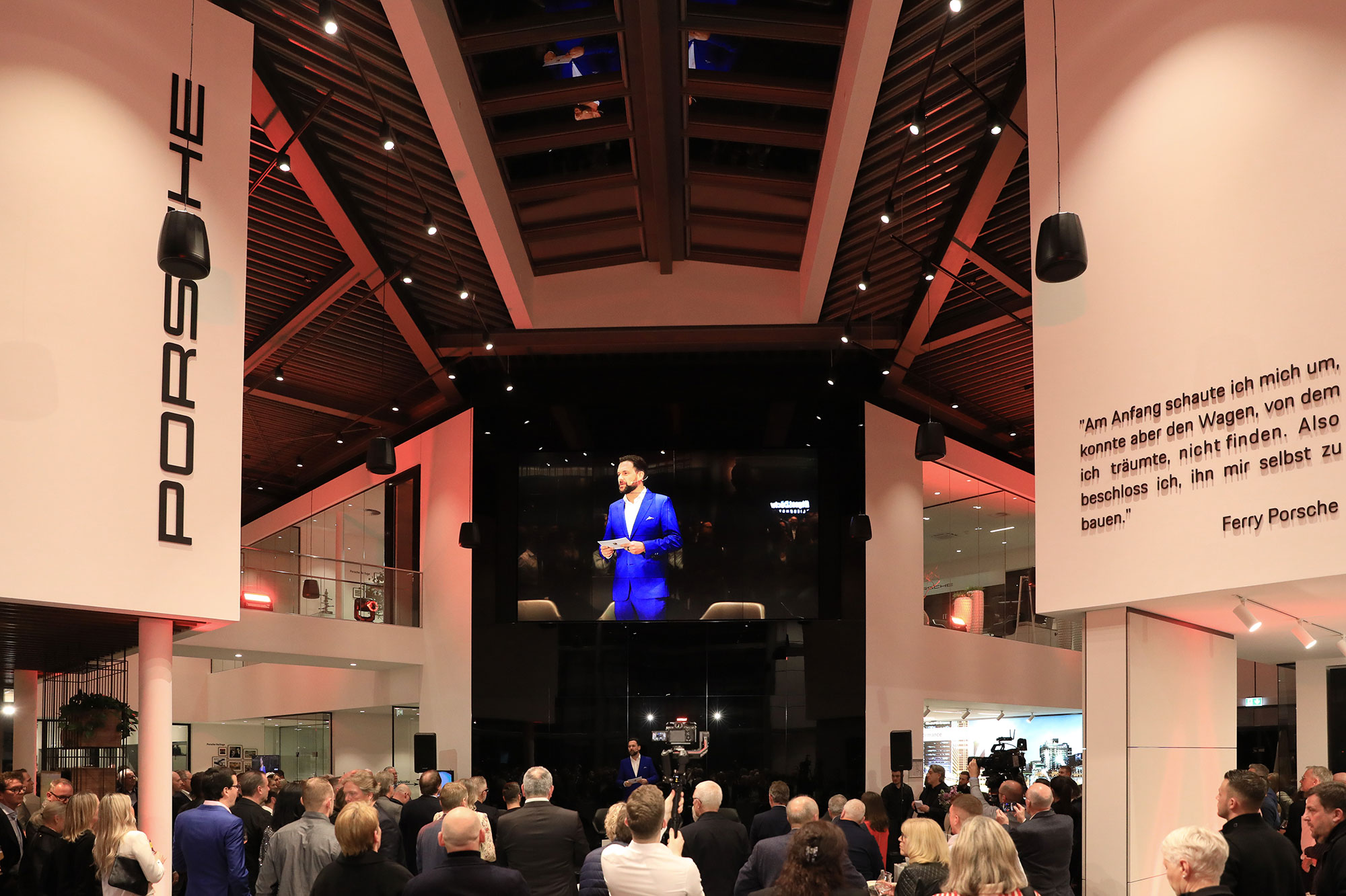 Tag der offenen Tür, VIP Event Besucher Besucherinnen, Porsche Zentrum, Fotograf Sarah Jabs Tag der offenen Tür, VIP Event Besucher Besucherinnen, Porsche Zentrum, Fotograf Sarah Jabs