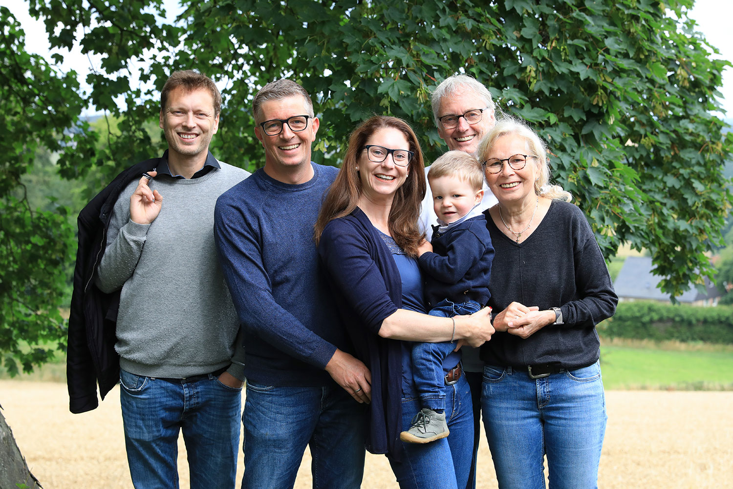 Familien Fotoshooting Bochum, Großfamilie Generationen, Fotograf Sarah Jabs Familien Fotoshooting Bochum, Großfamilie Generationen, Fotograf Sarah Jabs