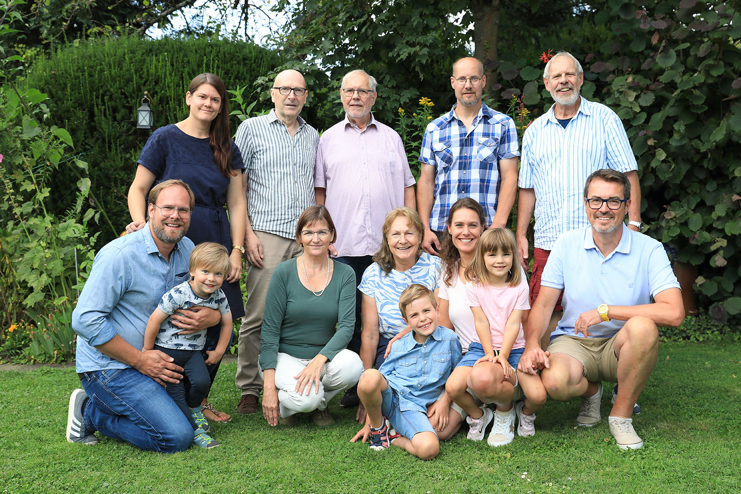 Familien Fotoshooting Hagen, Großfamilie Generationen im Garten, Fotograf Sarah Jabs Familien Fotoshooting Hagen, Großfamilie Generationen im Garten, Fotograf Sarah Jabs