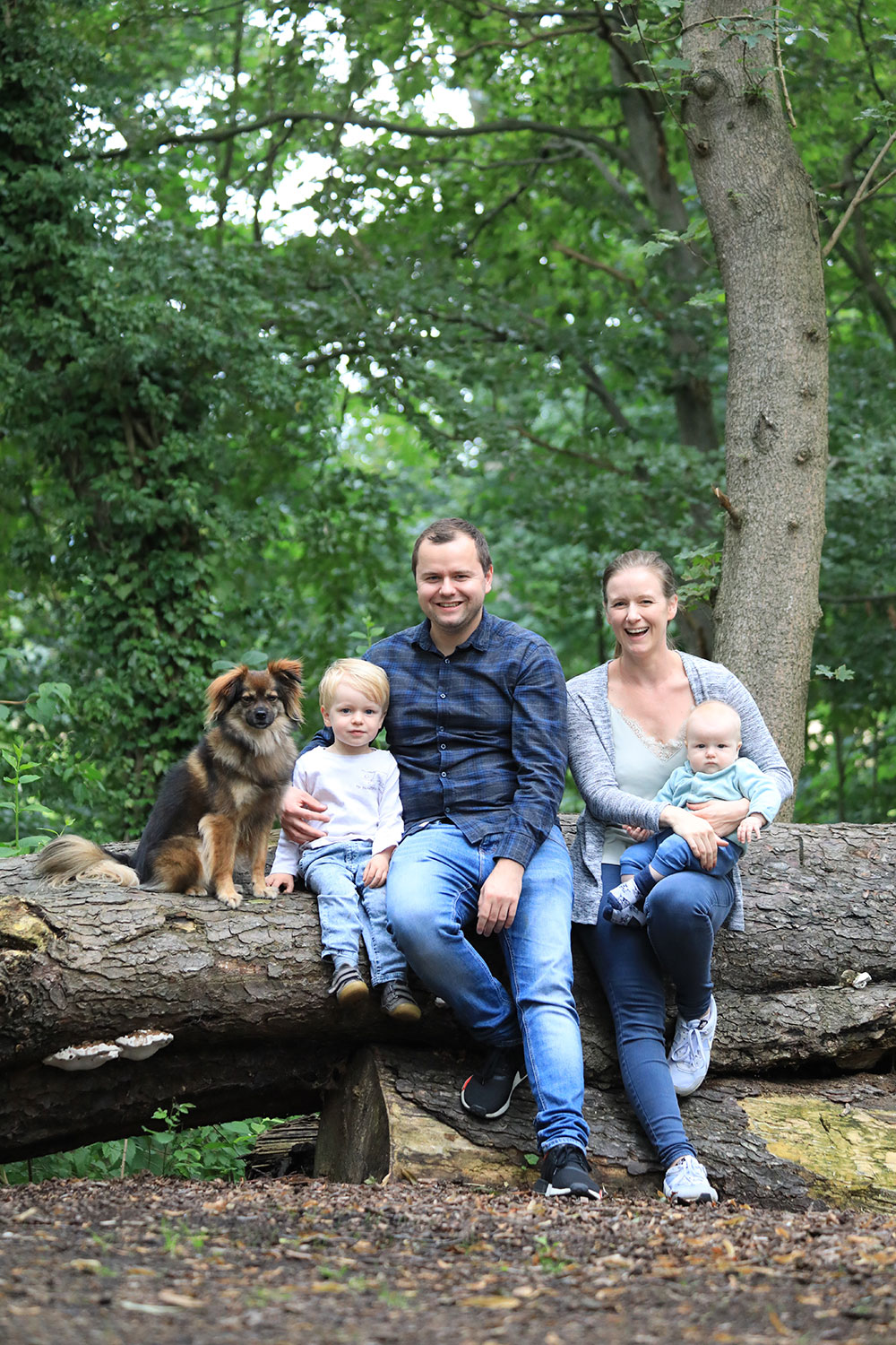 Familien Fotoshooting mit Hund mit Baby Outdoor, Fotograf Hagen, Sarah Jabs Familien Fotoshooting mit Hund mit Baby Outdoor, Fotograf Hagen, Sarah Jabs