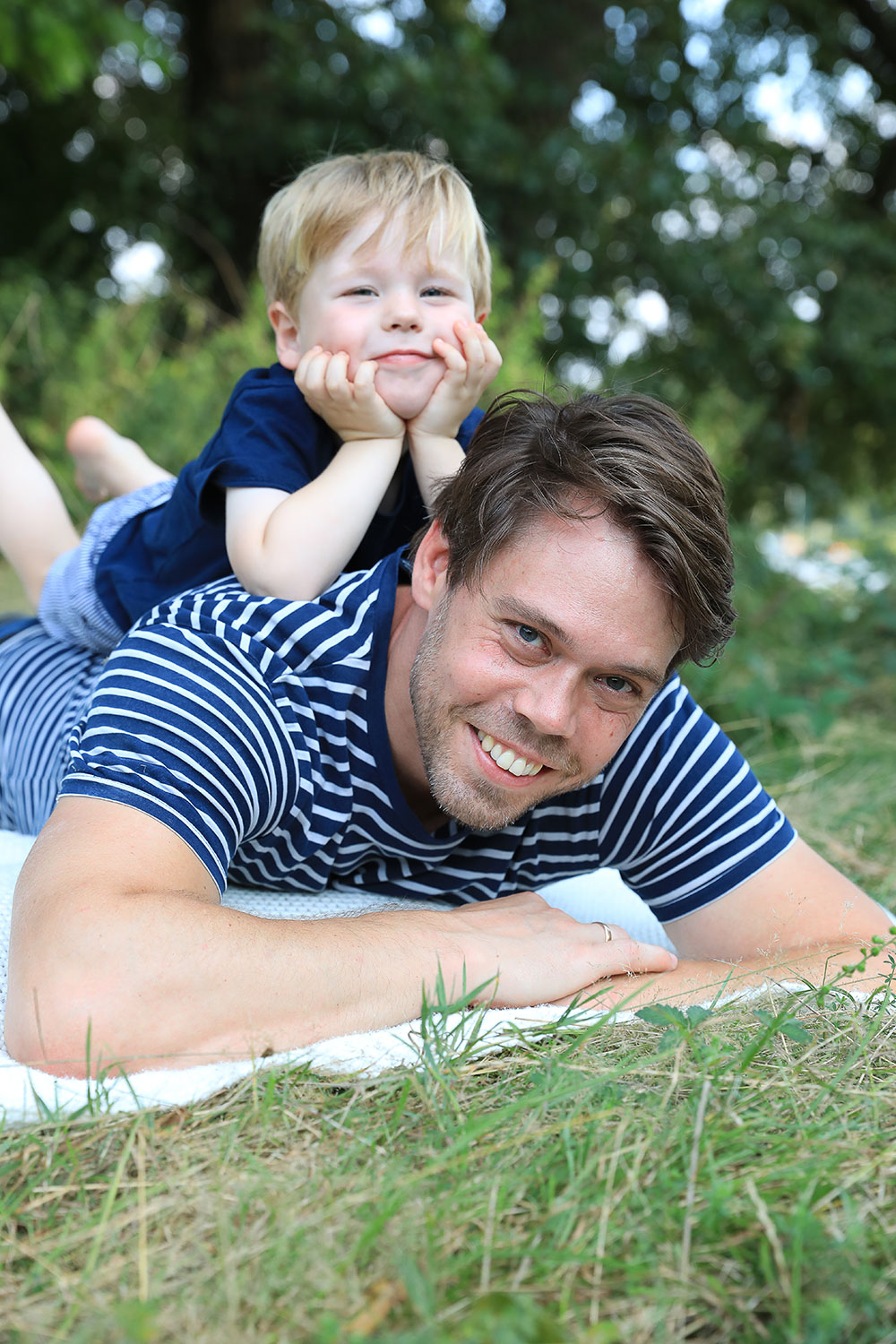 Familienfoto Vater und Sohn Natur Wiese, Fotograf Herdecke, Sarah Jabs Familienfoto Vater und Sohn Natur Wiese, Fotograf Herdecke, Sarah Jabs