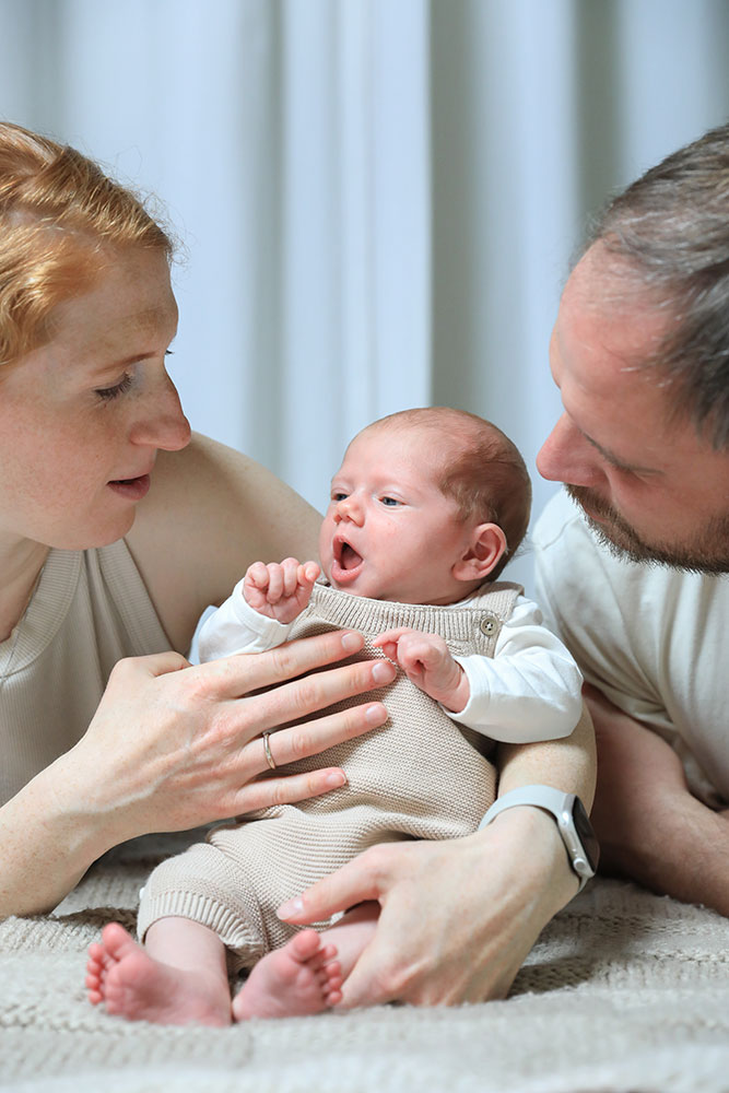 Familien Fotoshooting Outfit, Baby Eltern zuhause Ideen, Fotograf Hamm, Sarah Jabs Familien Fotoshooting Outfit, Baby Eltern zuhause Ideen, Fotograf Hamm, Sarah Jabs