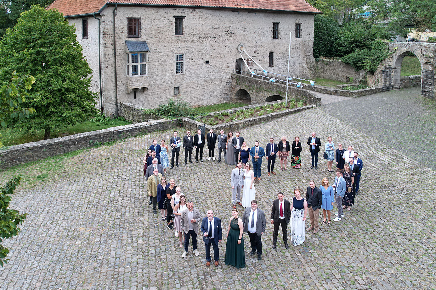 Hochzeit Haus Herbede Witten, Gruppenfoto Gäste Drohenaufnahme, Hochzeitsfotografen Sarah Jabs