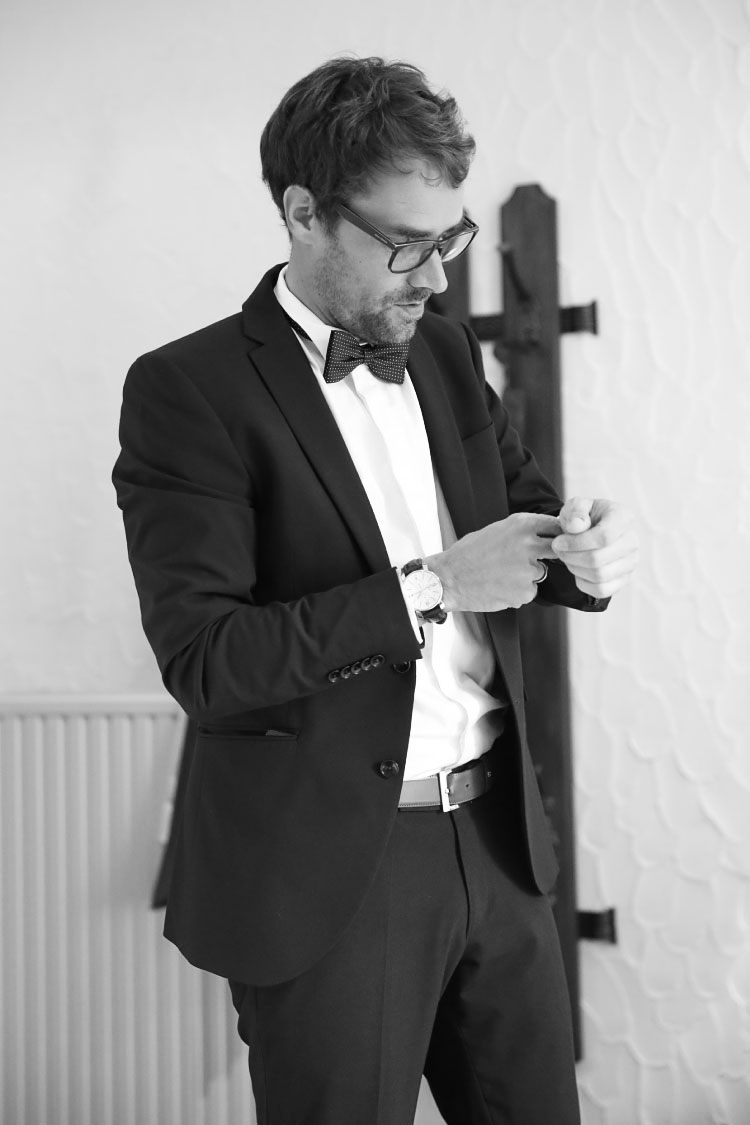 Bräutigam beim Getting Ready ankleiden, Sarah Jabs Fotografie