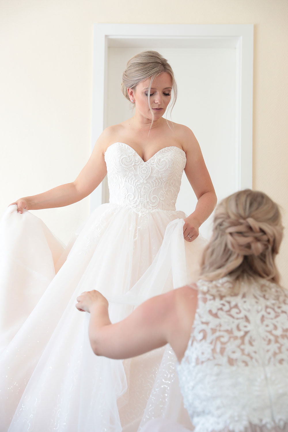 Braut beim Getting Ready, Brautkleid anziehen, Fotograf Sarah Jabs
