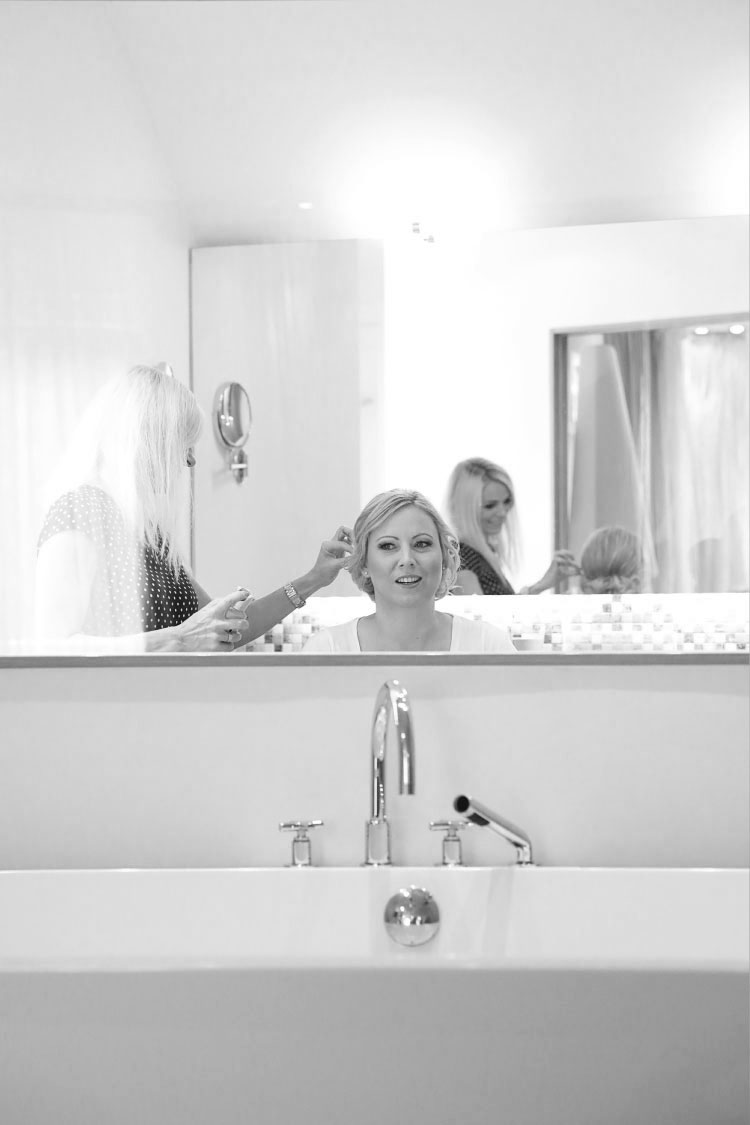 Braut beim Getting Ready, Make-up Styling Hotel, Fotografin Sarah Jabs
