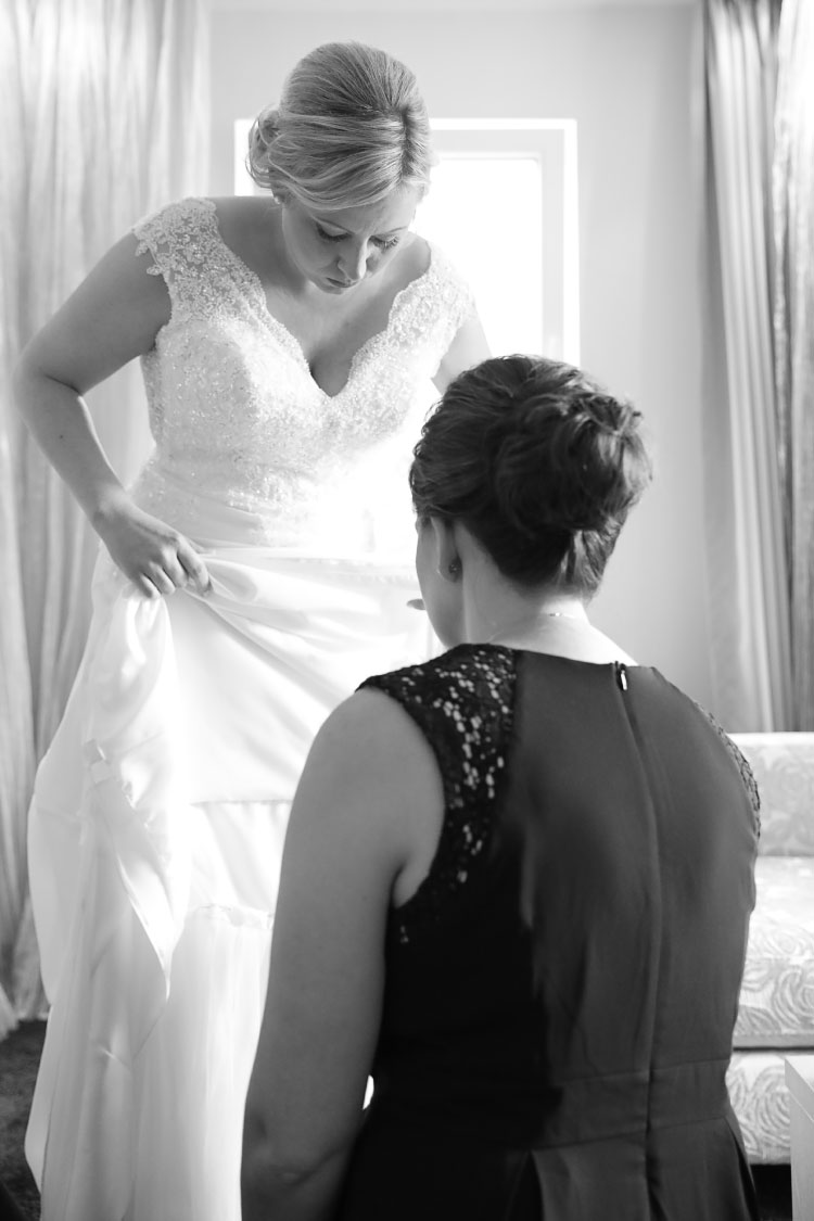 Braut Kleid, Brautkleid ankleiden Trauzeugin Familie, Sarah Jabs Fotografie