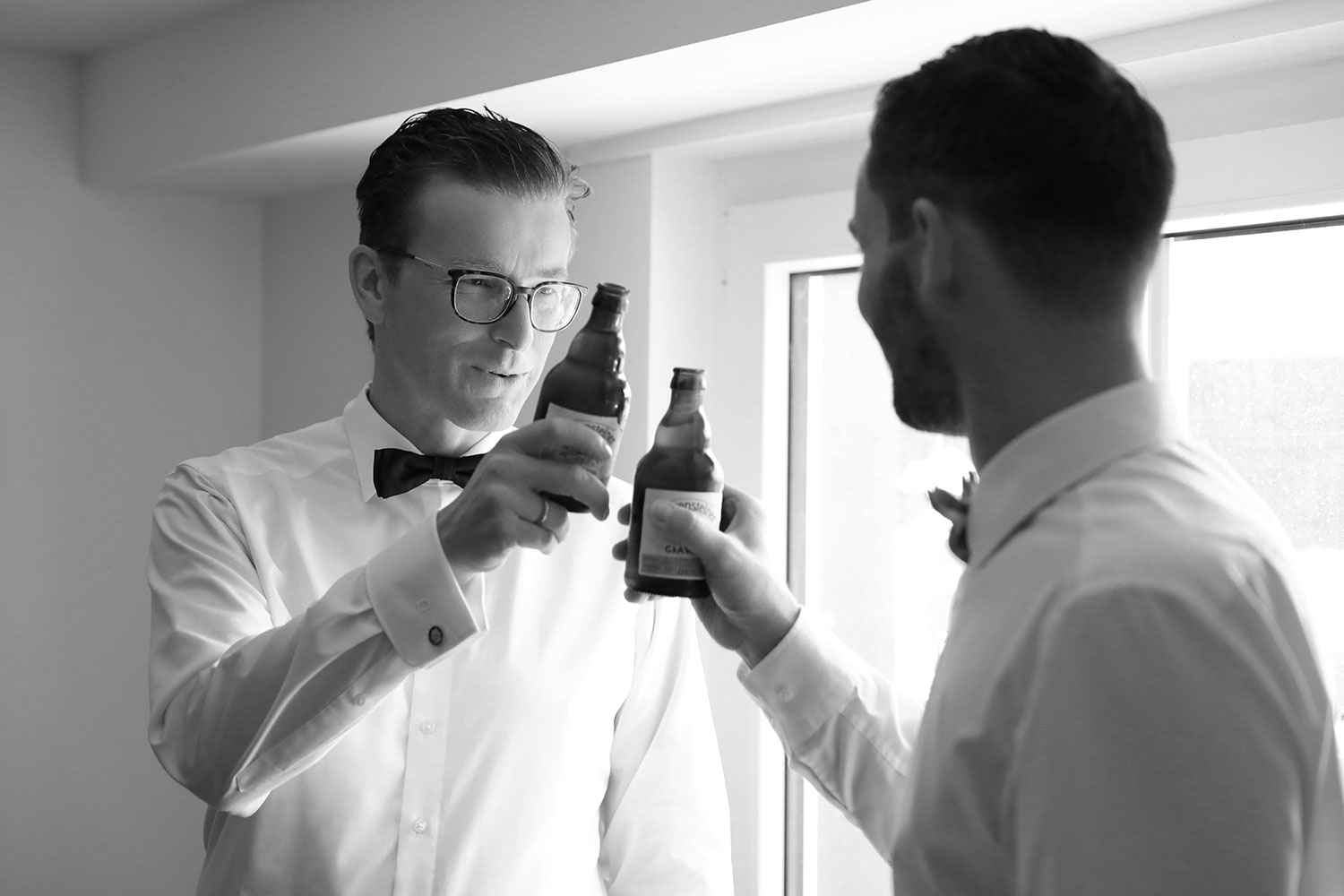 Getting Ready Bräutigam Trauzeugen, anstoßen Hochzeit, Fotograf Sarah Jabs