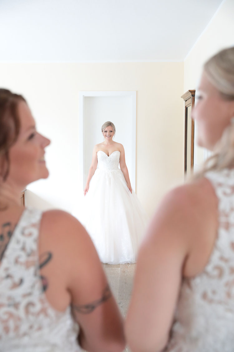 Getting Ready Braut, Brautkleid First Look, Fotograf Sarah Jabs