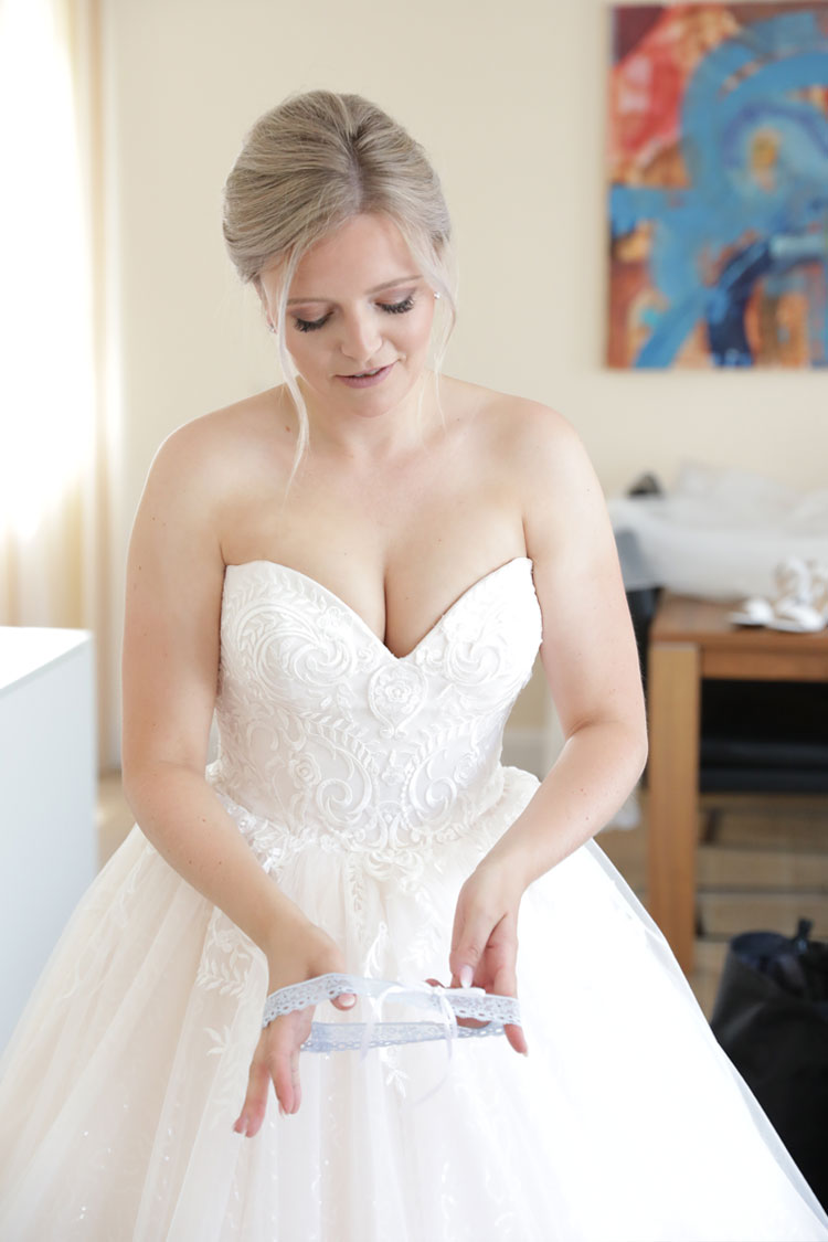 Getting Ready Braut, Strumpfband Hochzeit, Fotograf Sarah Jabs