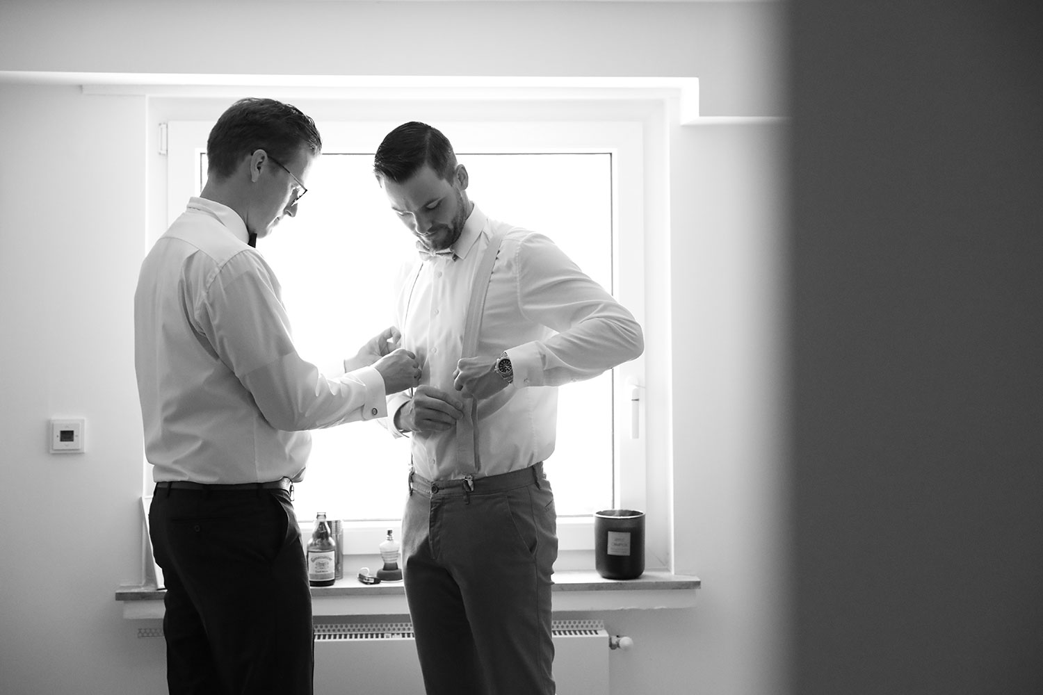 Getting Ready Fotos Bräutigam Trauzeugen, Hochzeitsfotograf Sarah Jabs