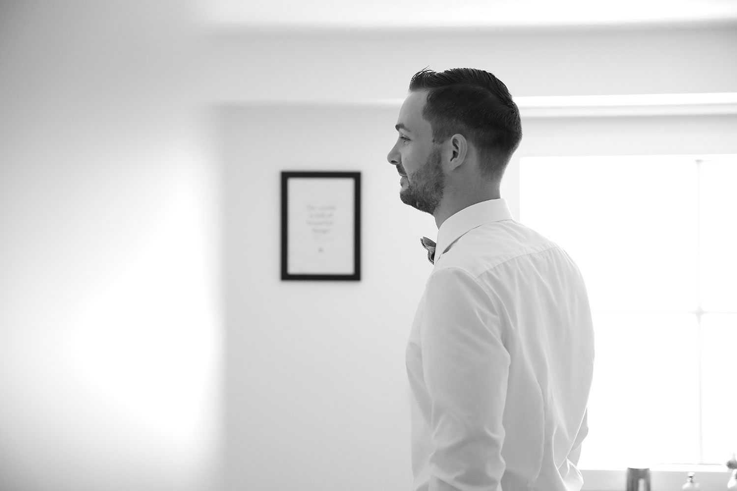 Hochzeitsplanung Bräutigam Fenster anziehen, Sarah Jabs Fotografie
