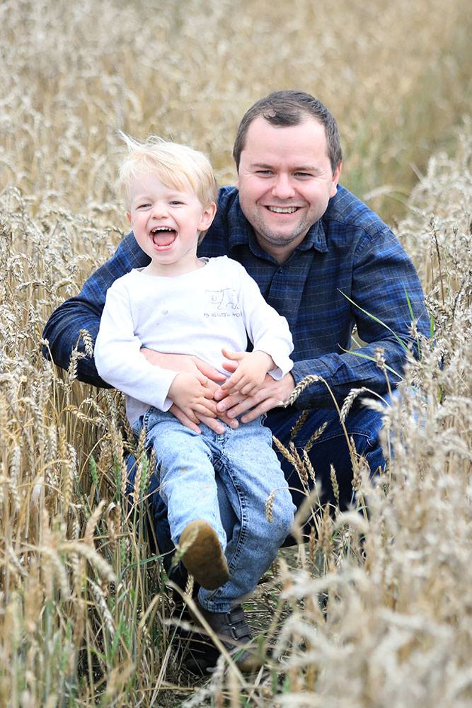 Kinderfotos Papa und Kind, Natur Feld Lachen, Fotograf Lüdenscheid, Sarah Jabs Kinderfotos Papa und Kind, Natur Feld Lachen, Fotograf Lüdenscheid, Sarah Jabs