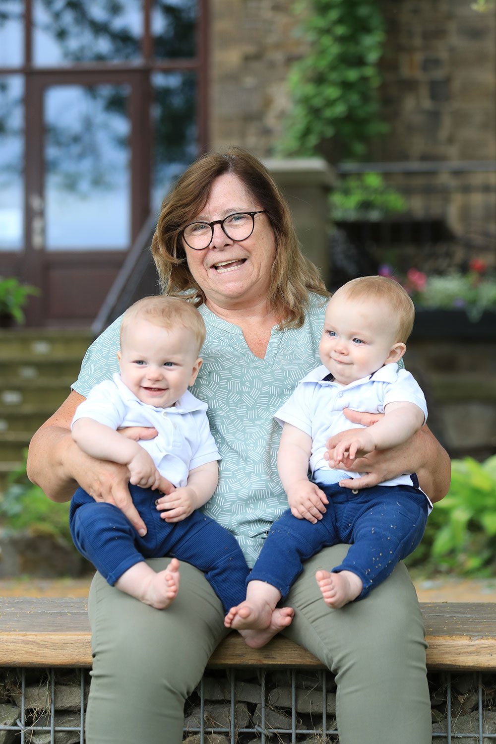 Zwillinge Baby Fotoshooting mit Oma Großeltern, Fotograf Schwelm, Sarah Jabs Zwillinge Baby Fotoshooting mit Oma Großeltern, Fotograf Schwelm, Sarah Jabs
